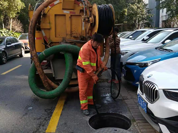 龙子湖排污管道清淤