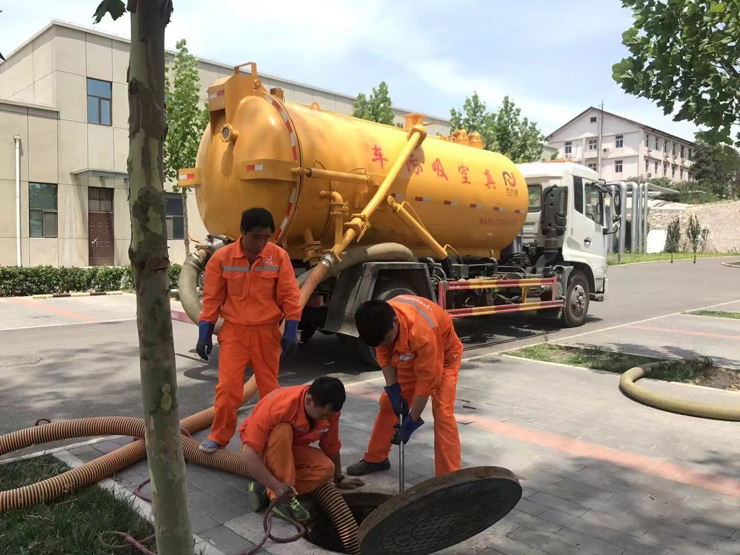 龙子湖管道疏通车停在窨井附近