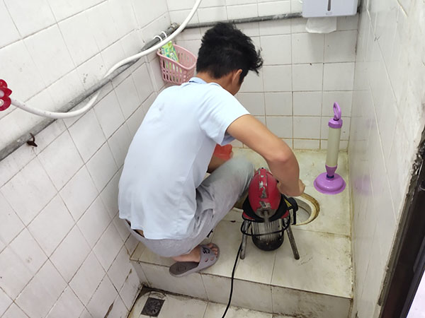龙子湖管道堵塞冒臭气 专业师傅现场解决问题